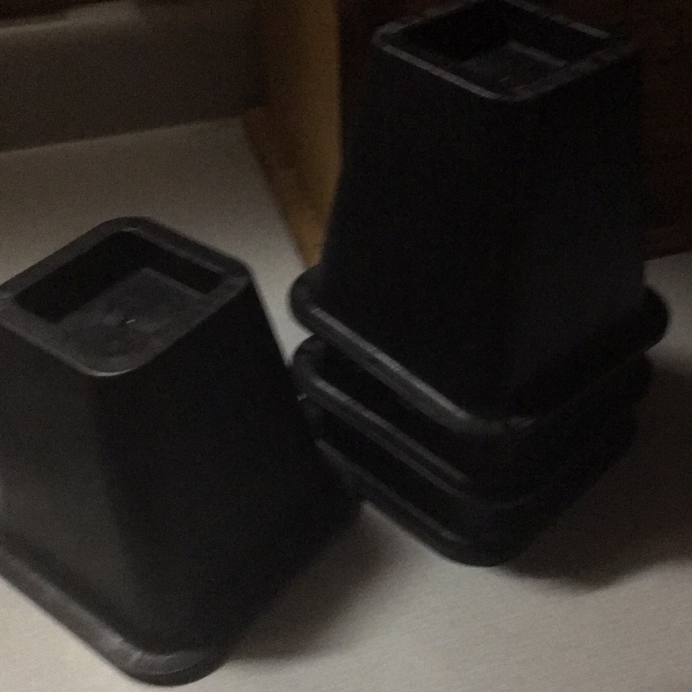 Set of 4 bed risers